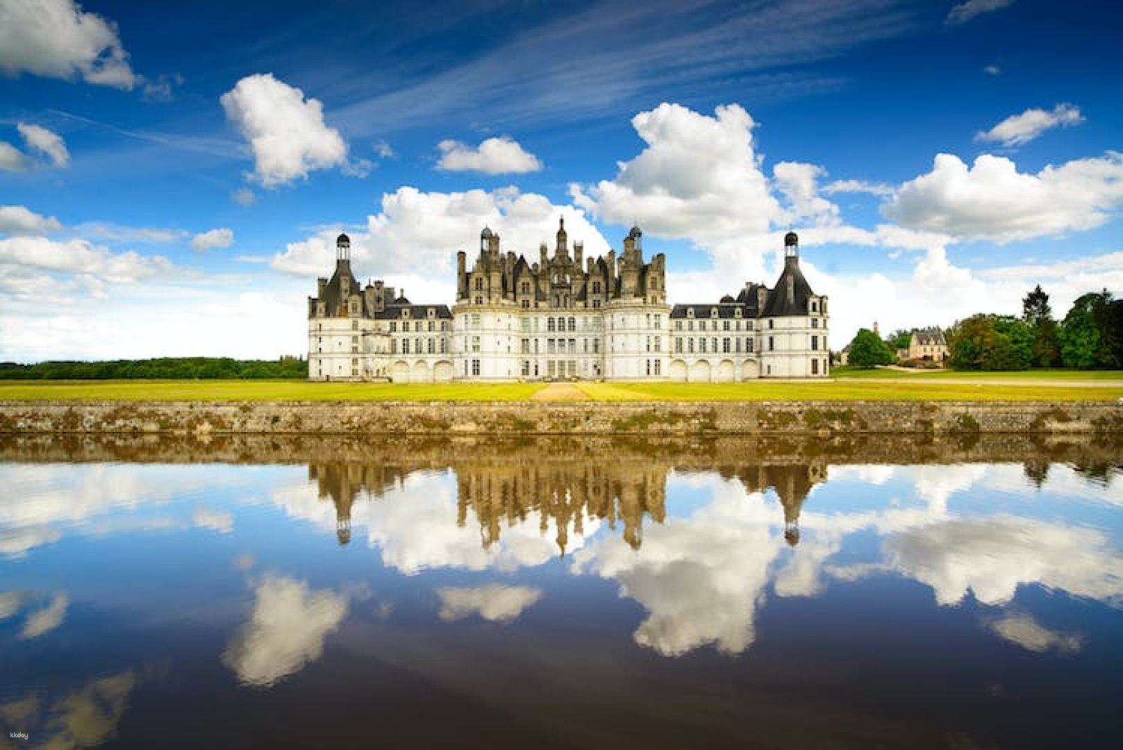 Morning trip from Paris to Chambord Castle in Loire Valley