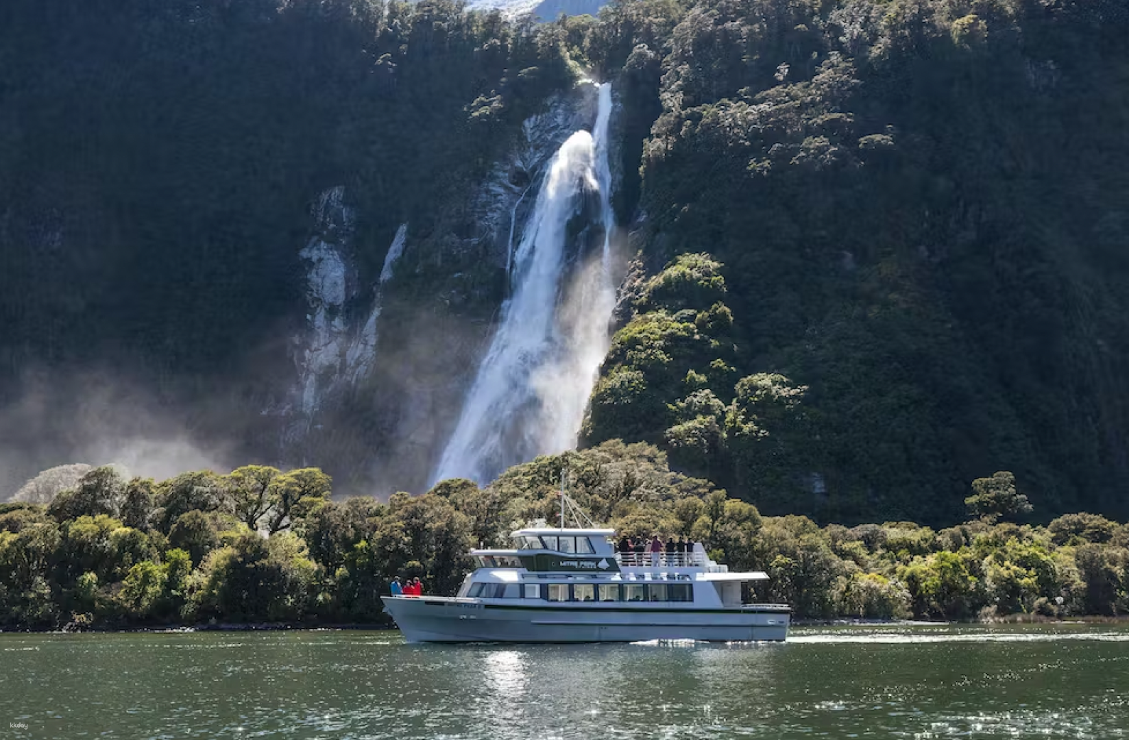 Milford Sound Coach Cruise Coach Day tour from Queenstown | New Zealand