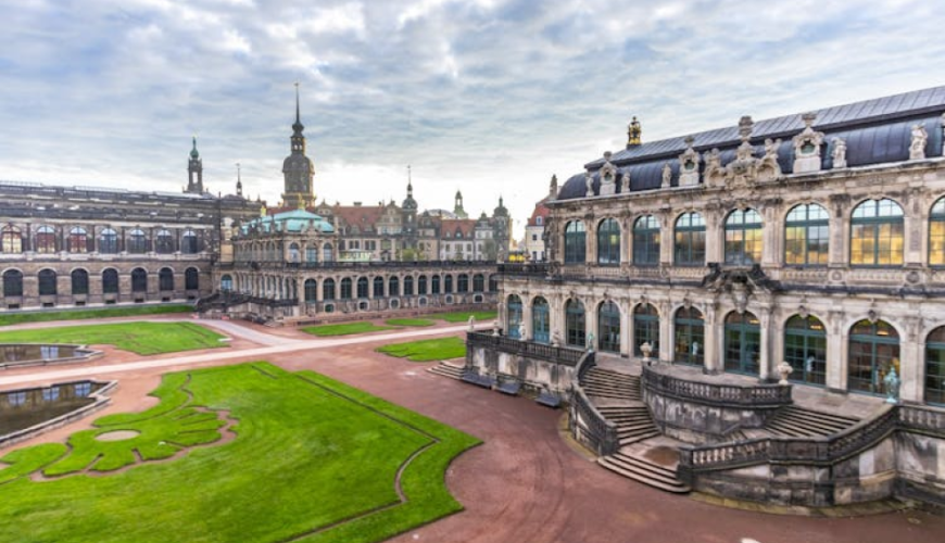 Explore Dresden in 1 hour with a Local
