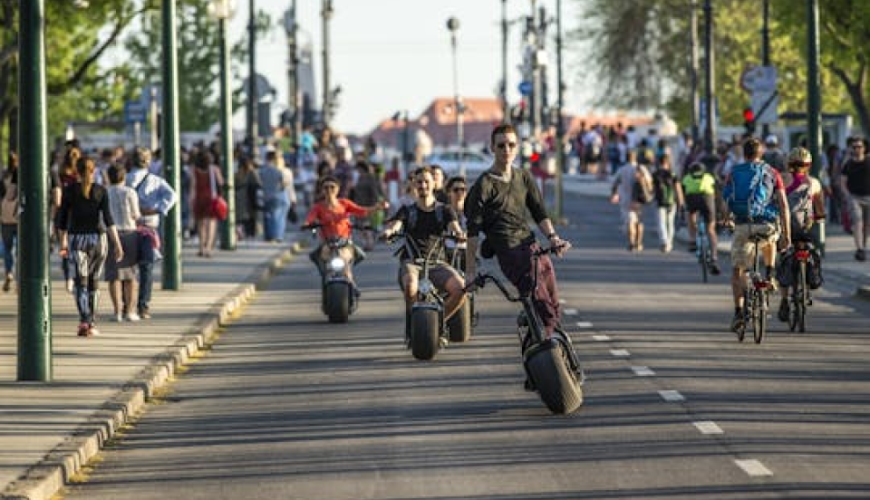 Self-guided MonsteRoller E-scooter rental in Budapest