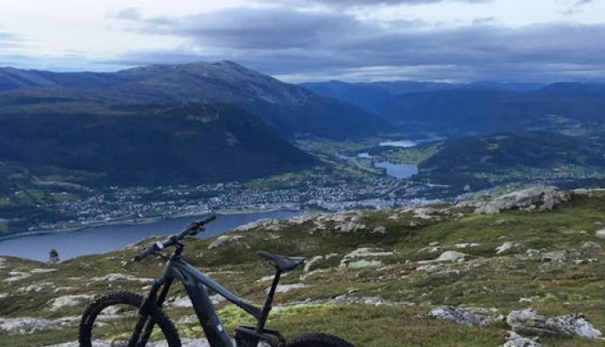 E-mountain bike guided tour in Voss