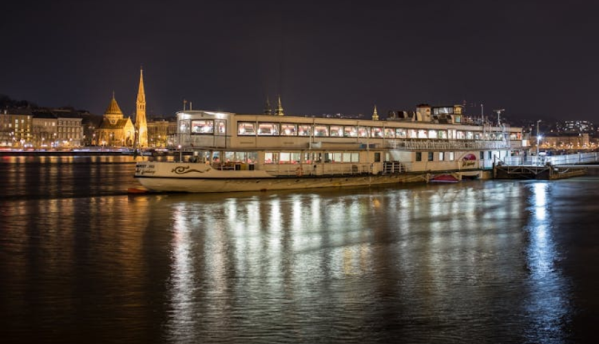 Cocktail river cruise through Budapest